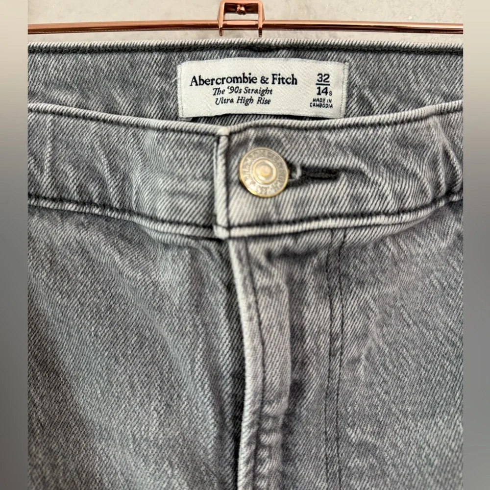 Abercrombie & Fitch Ultra High Rise 90s Straight Jean in Gray